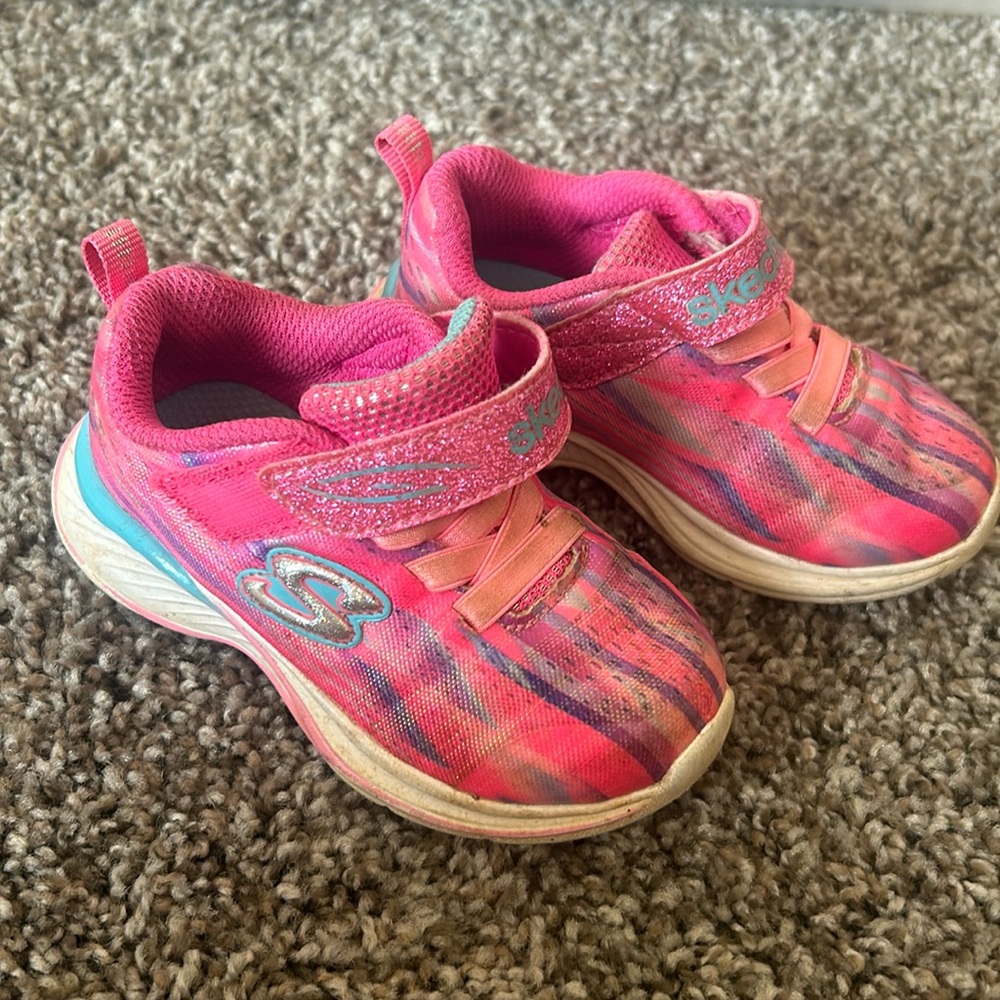 Girls sketchers